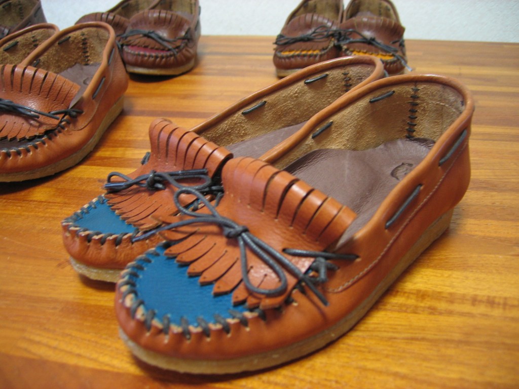 注文靴屋と靴作り教室を千葉県市川市で運営するスタジオmmkのホームページです。このページではオーダー靴のうち「サンダルとモカシン」の製作事例をご紹介しています