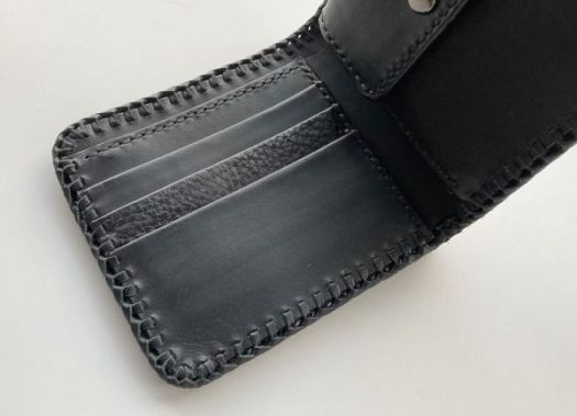 千葉県市川市で注文靴屋と靴作り教室を運営するスタジオmmkのHPです。このページではオリジナル革小物の「二つ折り財布01レースかがり」をご紹介しています